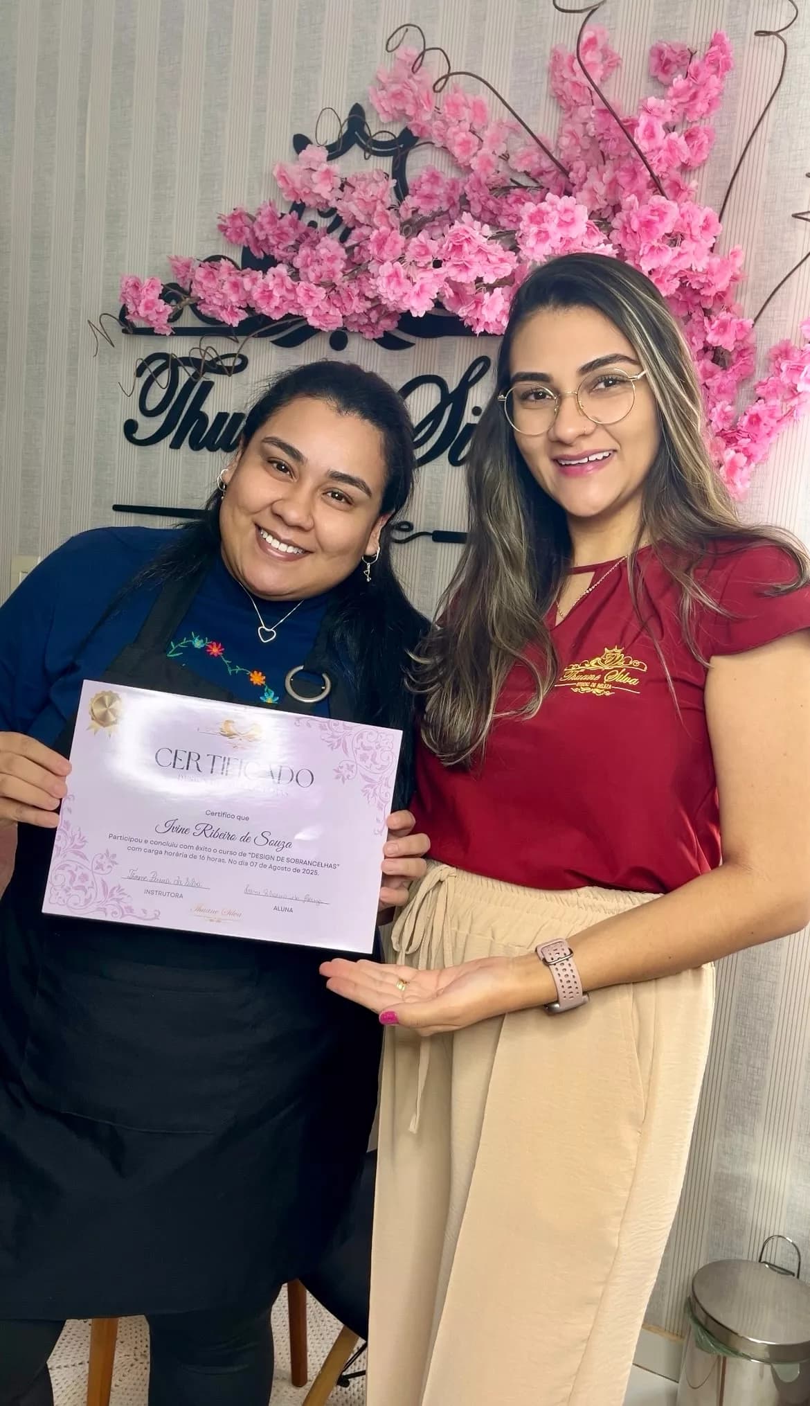 Aluna certificada no curso de design de sobrancelhas da Thuane Silva, foto 1