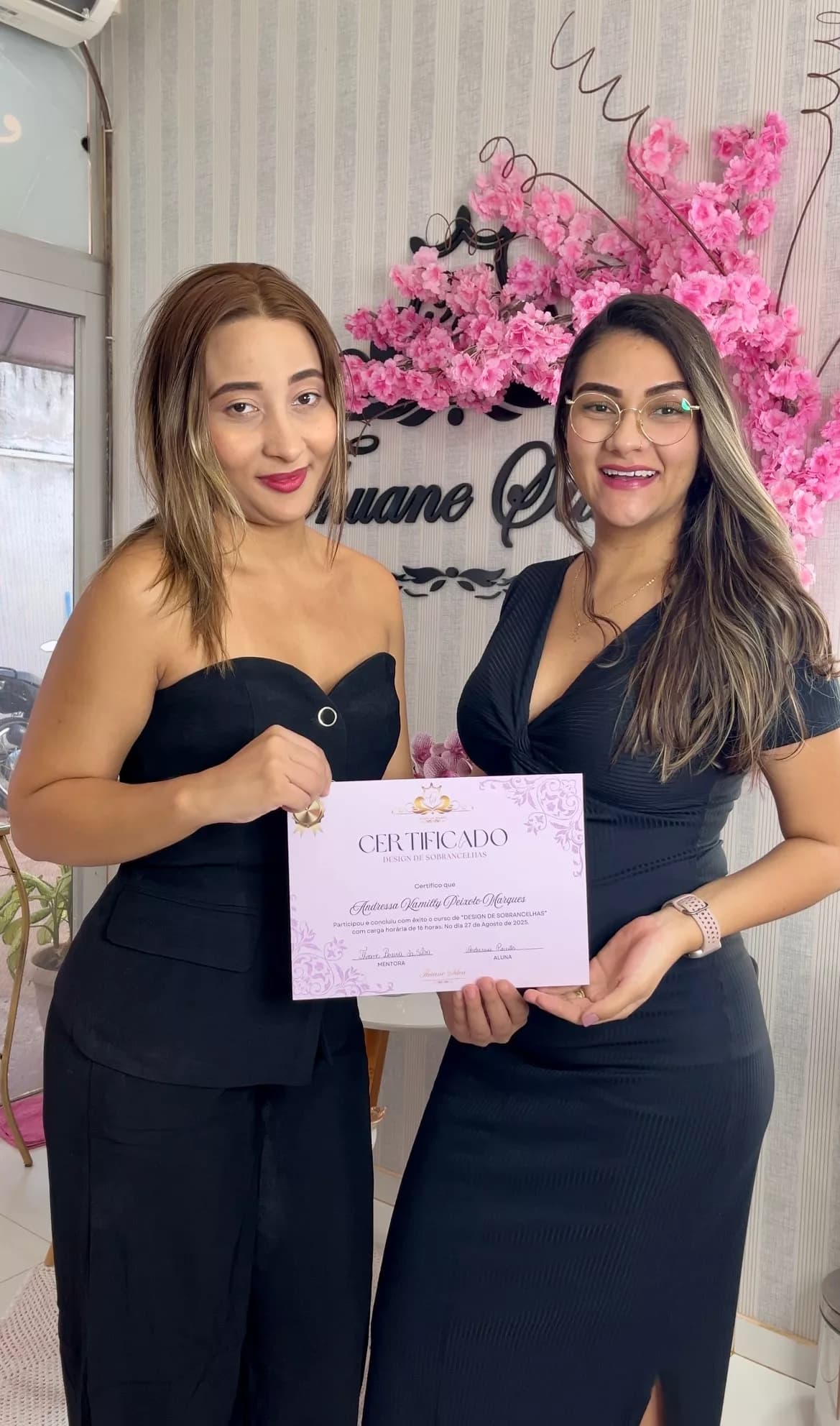 Aluna certificada no curso de design de sobrancelhas da Thuane Silva, foto 2